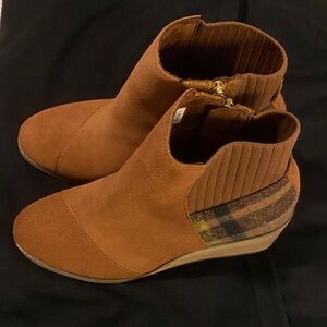 NWT - Toms Tan Suede Ankle Booties